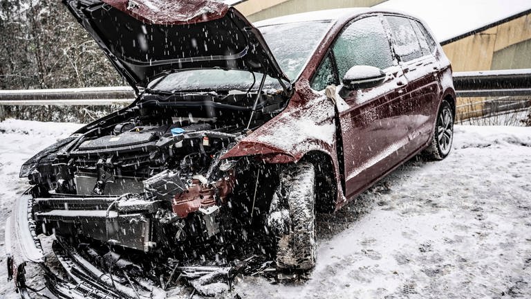 Wegen Schnee und Glätte gab es viele Unfälle auf Straßen im Hunsrück. Viele Autos stecken auch fest.