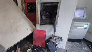 Unbekannte haben in Daleiden im Eifelkreis Bitburg-Prüm einen Geldautomat gesprengt.
