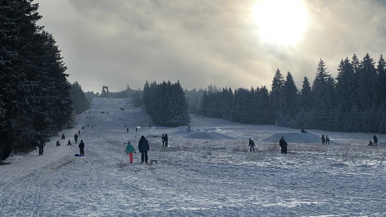 Die Ski-Lifte sind noch nicht geöffnet. Gerodelt werden kann aber schon auf dem Erbeskopf. 