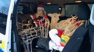 Die Beute des "Weihnachts-Diebes": Eine Weihnachsmann-Figur, Rentiere mit Schlitten und ein Schneemann-Kostüm.