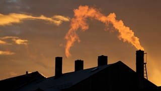 Ölheizungen im Hunsrück weiter beliebt - Der Dampf eines Schornsteins leuchtet
