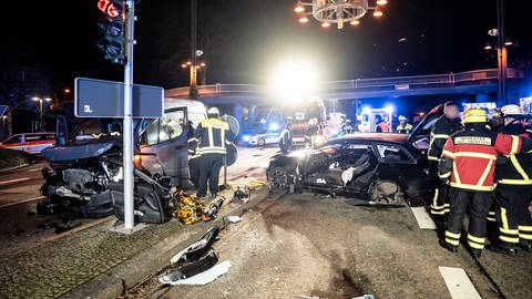 Bei einem Verkehrsunfall in Idar-Oberstein sind am Montagabend fünf Menschen verletzt worden. 