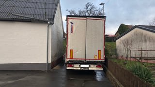 Ein Lkw-Fahrer hat sich gestern in der Vulkaneifel offenbar blind auf sein Navigationssystem verlassen.