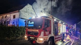 In Züsch im Hunsrück stand eine Scheune in Flammen. Sie grenzte direkt an ein Wohnhaus, die Feuerwehr konnte ein Übergreifen des Feuers jedoch verhindern. 