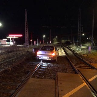 Ein Autofahrer ist in Trier mit seinem Auto auf Bahngleise gefahren und liegen geblieben
