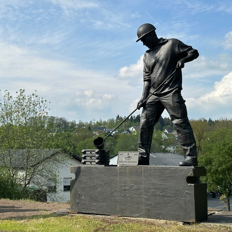 Die tonnenschwere Statue eines Eisengießers wurde am letzten Arbeitstag bei Vulcast gegossen und steht jetzt in Jünkerath. (Foto: Prof. Schmidt)