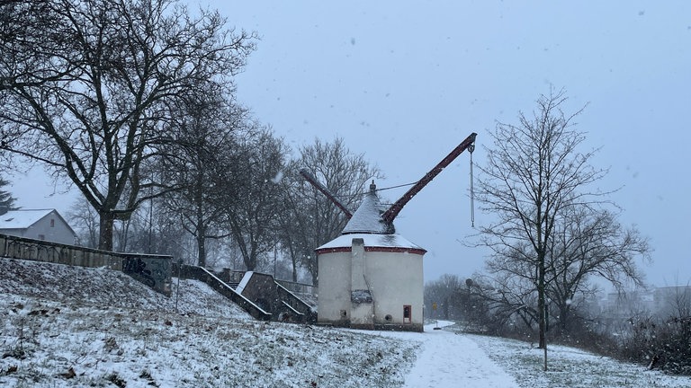 Ein Weg am Krahnenufer in Trier an der Mosel ist verschneit.