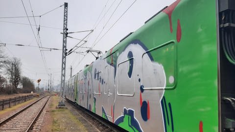 Dieses Graffiti an einem Zug in Trier verursacht einen geschätzten Schaden von rund 4.000 Euro.