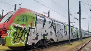 Unbekannte haben einen Zug in Trier auf mehr als 100 Quadratmetern mit Graffiti verunstaltet.