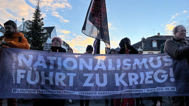 Mit verschiedenen Transparenten demonstrierten Menschen in Trier gegen Rechts.