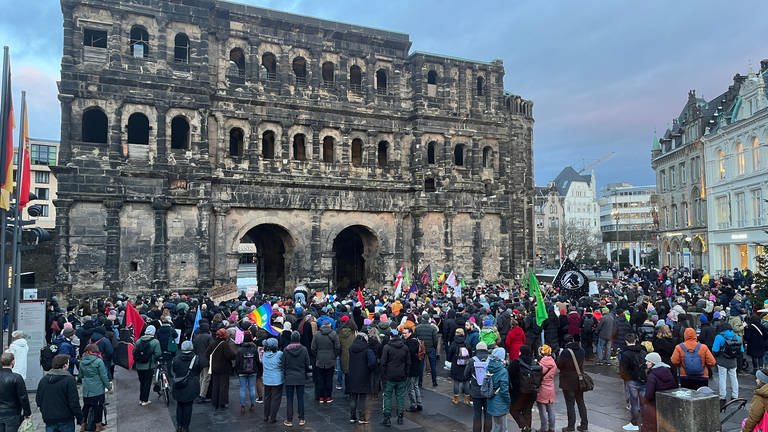In der Trierer Innenstadt haben etwa 400 Menschen gegen die AFD und rechte Gruppierungen demonstriert.