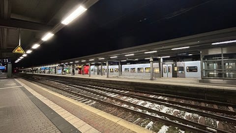 Am Bahnhof Trier ist die Lage noch ruhig. Noch sind kaum Pendler unterwegs.