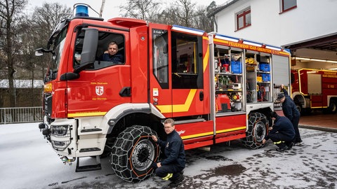 Die Feuerwehr Idar-Oberstein hat ihr Einsatzfahrzeug bereits mit Schneeketten ausgestattet.