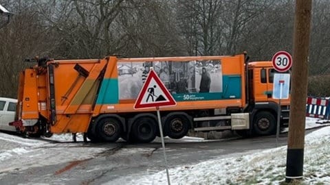 Bei Hinzenburg (Kreis Trier-Saarburg) rutschte ein Müllwagen gegen ein geparktes Auto und eine Mauer.