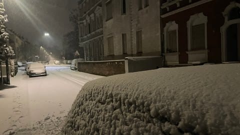 Eine schneebedeckte Straße in Trier.