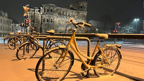Die Porta Nigra in Trier im Schnee. In der Region Trier haben Schnee und Glatteis zu teils massiven Verkehrsbehinderungen geführt. 