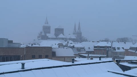 Der Trierer Dom im winterlichen Weiß. Über Nacht hat es in Trier  viel geschneit. Schnee und glatte Straßen behindern in weiten Teilen der Region Trier den Verkehr. 