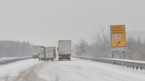 Schnee behindert den Verkehr auf der Hunsrückhöhenstraße in der Nähe vom Flughafen Hahn.