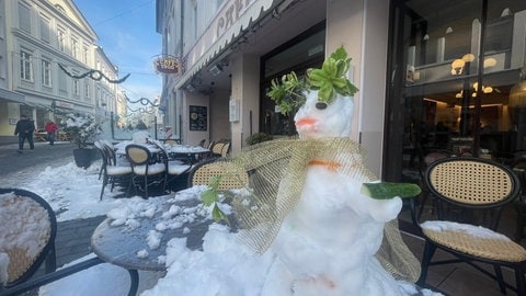 Schneemann auf Terasse eines Cafés in Trier.