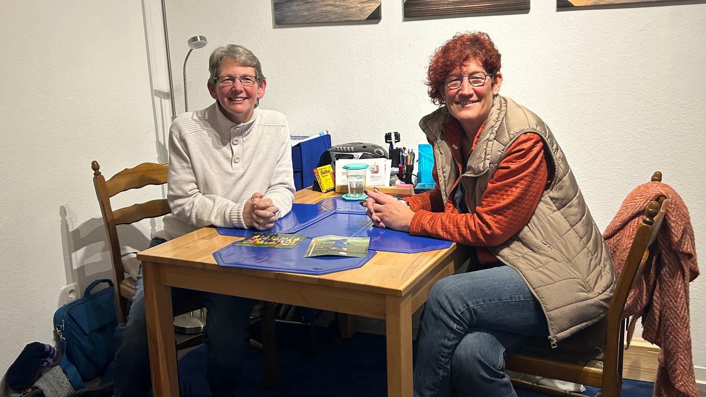 Berufsbetreuerin Angela Krämer (rechts) motiviert Heike Berger, in ein selbstständiges Leben zurückzufinden.