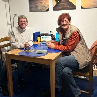 Berufsbetreuerin Angela Krämer (rechts) motiviert Heike Berger, in ein selbstständiges Leben zurückzufinden.