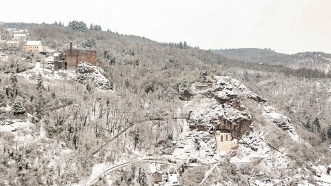 Die Felsenkirche in Idar-Oberstein ist wegen des Schnees kaum zu erkennen. 