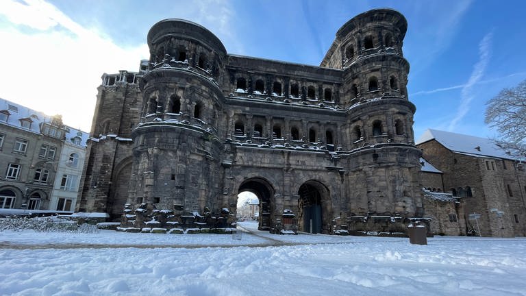 Die Porta Nigra hat schon viele Winter erlebt.