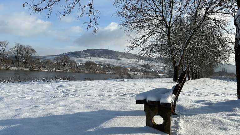 So viel Schnee sieht man selten an der Mosel bei Ensch.