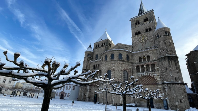 Die Wintersonne rückt den Trierer Dom ins Licht.