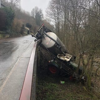 In der Eifel ist ein Traktor mit einem Güllefass mehrere Meter in die Tiefe gestürzt