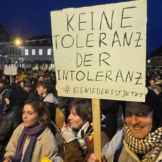 In Trier demonstrieren mehrere hundert Menschen gegen eine Parteiveranstaltung der AfD auf dem Domfreihof.
