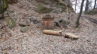 Zerstörtes Schusterskreuz in Trierer Wald