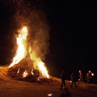 Ein Hüttenfeuer brennt lichterloh bei Bickendorf in der Eifel