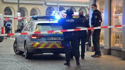 Polizisten nach der Amokfahrt am Trierer Hauptmarkt