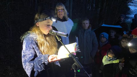Grundschullehrerin Anja Lippert organisiert eine Lesenachtwanderung in Nittel. 