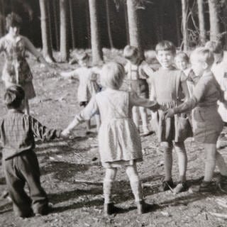 Die Bilder aus dem Kindererholungsheim in Langweiler vermitteln eine Idylle. Aber der Schein trügt: Denn in den Ferien wurden die Kinder offenbar von den Nonnen misshandelt. 