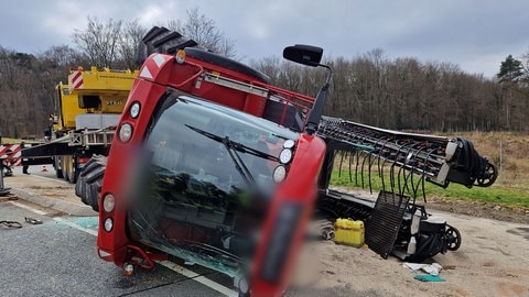 Eine selbstfahrende Feldspritze ist laut Polizei am Donnerstag bei Longkamp im Kreis Bernkastel-Wittlich umgestürzt. 