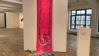 Das Kunstwerk "Gum girl" von Daniela Kurella ist in der Ausstellung "Summer woman" in der Tuchfabrik Trier zu sehen.