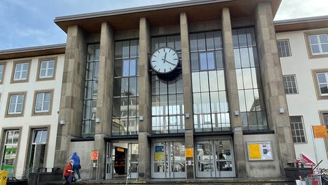 Vor dem Trierer Hauptbanhof soll ein 42-Jähriger am Sonntag morgen randaliert haben.