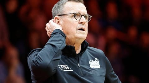 Die Gladiators Trier starten in der 2. Basketballbundesliga in die Playoffs. Zusammen mit Coach Don Beck wollen sie in den Aufstieg in die Bundesliga schaffen.