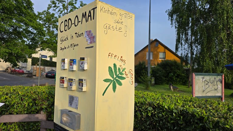 Hexennacht: Ein nicht ganz ernstgemeinter "Cannabis-Automat" in Kinheim an der Mosel 