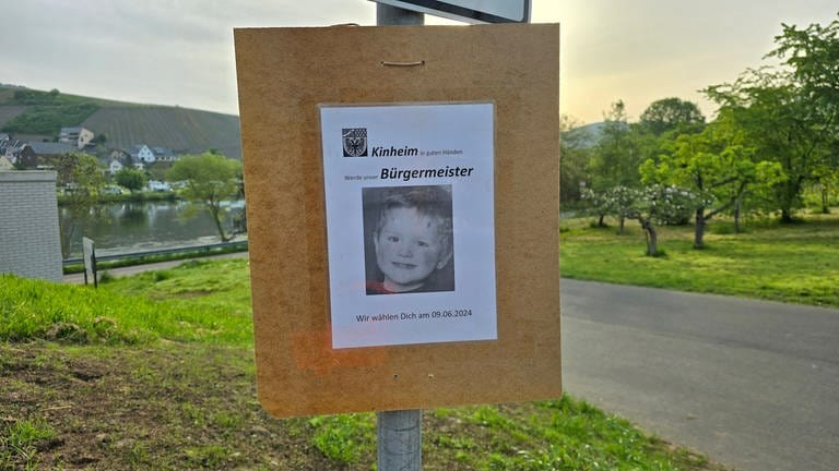 Hexennacht: . Es wurden mehrere "Wahlplakate" mit Kinderfotos veröffentlicht.  