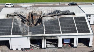 Im Dach einer Halle eines Bitburger Busunternehmers klafft nach einem Brand in riesiges Loch