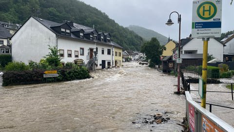 Nach den Unwettern im Kreis Trier-Saarburg fließen durch die Hauptstraße des Ortes Riveris Wassermassen in einer