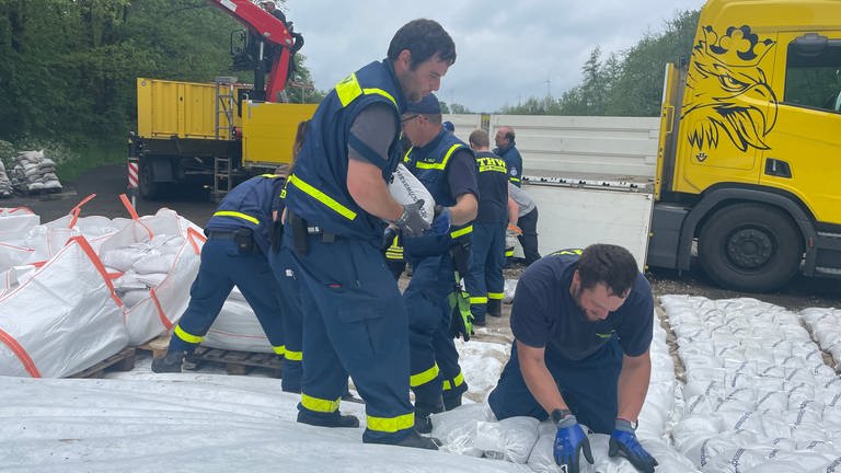 Einsatzkräfte sichern Deich des Regenrückhaltebeckens in Morbach