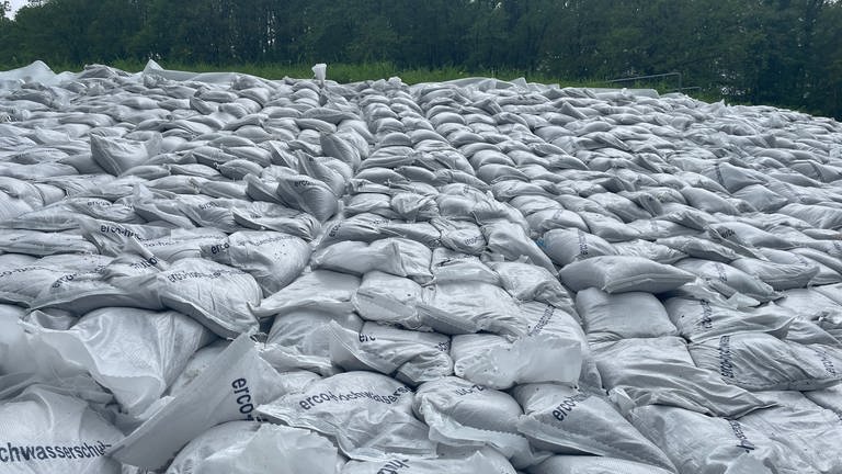 Einsatzkräfte sichern Deich des Regenrückhaltebeckens in Morbach