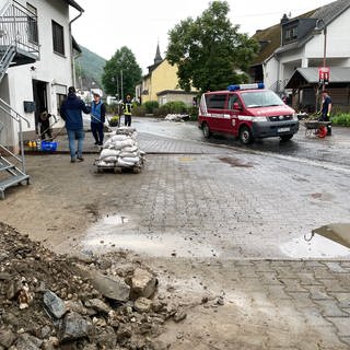 Aufräumarbeiten nach Überflutung in Riveris