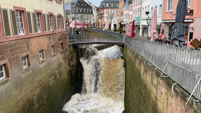 Der Wasserfall in Saarburg ist nicht nur eine Touristenattraktion, sondern liefert auch die Energie für das Wasserkraftwerk.