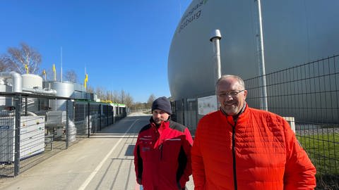 Wolfgang Francois (rechts, daneben Mitarbeiter Tobias Kessler) betreibt in Bitburg eine Aufbereitungsanlage für Biogas. 