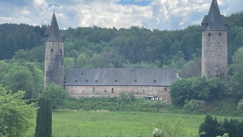 Postkartenidylle: Bruch in der Eifel ist ein schönes Dorf mit einer mittelalterlichen Burg. 